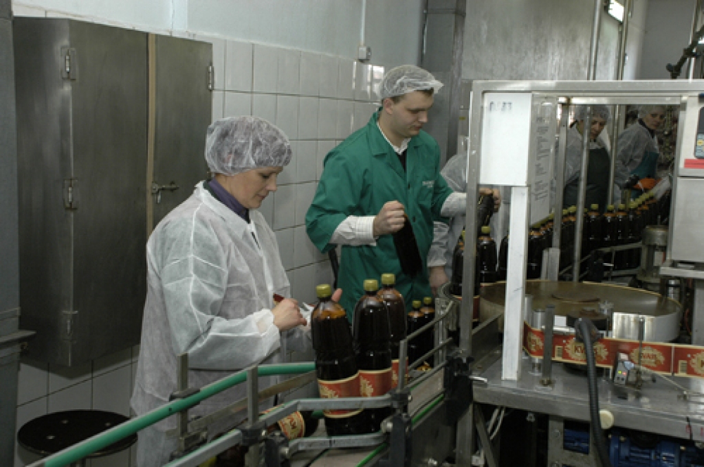 Jauna, Bauskā tapuša produkta – «Bauskas kvass» – pirmās pudeles pa konveijeru aizslīdēja 17. martā plkst. 13. Ražotnē «Bauskas alus» meistari, tehnologi un iekārtu apkalpotāji šo notikumu uzņēma ar aplausiem.
Autors: Ivars Bogdanovs