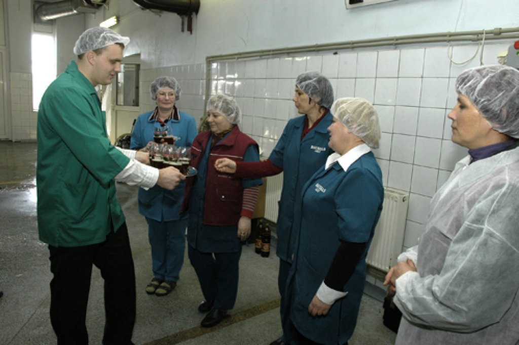 Jauna, Bauskā tapuša produkta – «Bauskas kvass» – pirmās pudeles pa konveijeru aizslīdēja 17. martā plkst. 13. Ražotnē «Bauskas alus» meistari, tehnologi un iekārtu apkalpotāji šo notikumu uzņēma ar aplausiem.
Autors: Ivars Bogdanovs