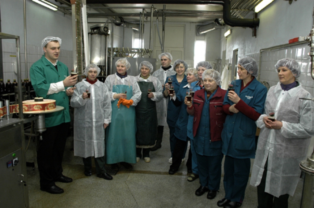 Jauna, Bauskā tapuša produkta – «Bauskas kvass» – pirmās pudeles pa konveijeru aizslīdēja 17. martā plkst. 13. Ražotnē «Bauskas alus» meistari, tehnologi un iekārtu apkalpotāji šo notikumu uzņēma ar aplausiem.
Autors: Ivars Bogdanovs