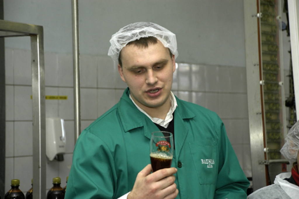Jauna, Bauskā tapuša produkta – «Bauskas kvass» – pirmās pudeles pa konveijeru aizslīdēja 17. martā plkst. 13. Ražotnē «Bauskas alus» meistari, tehnologi un iekārtu apkalpotāji šo notikumu uzņēma ar aplausiem.
Autors: Ivars Bogdanovs