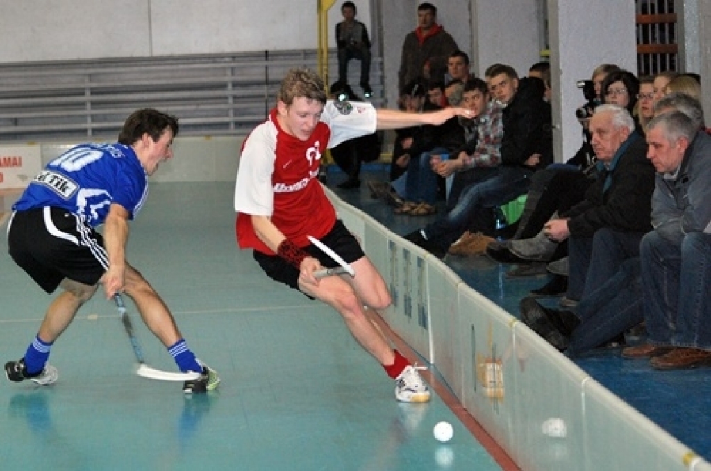 Mūsu florbolisti sagādāja pārsteigumu Latvijas Florbola virslīgas izslēgšanas spēlēs, 12. martā mājās uzvarot Cēsu «Lekrings» komandu ar 5:4. Tomēr izslēgšanas spēļu otrajā kārtā pēc četrām spēlēm FK «Bauska» piekāpās Cēsu «Lekringam»....
Autors: Uldis Varnevičs