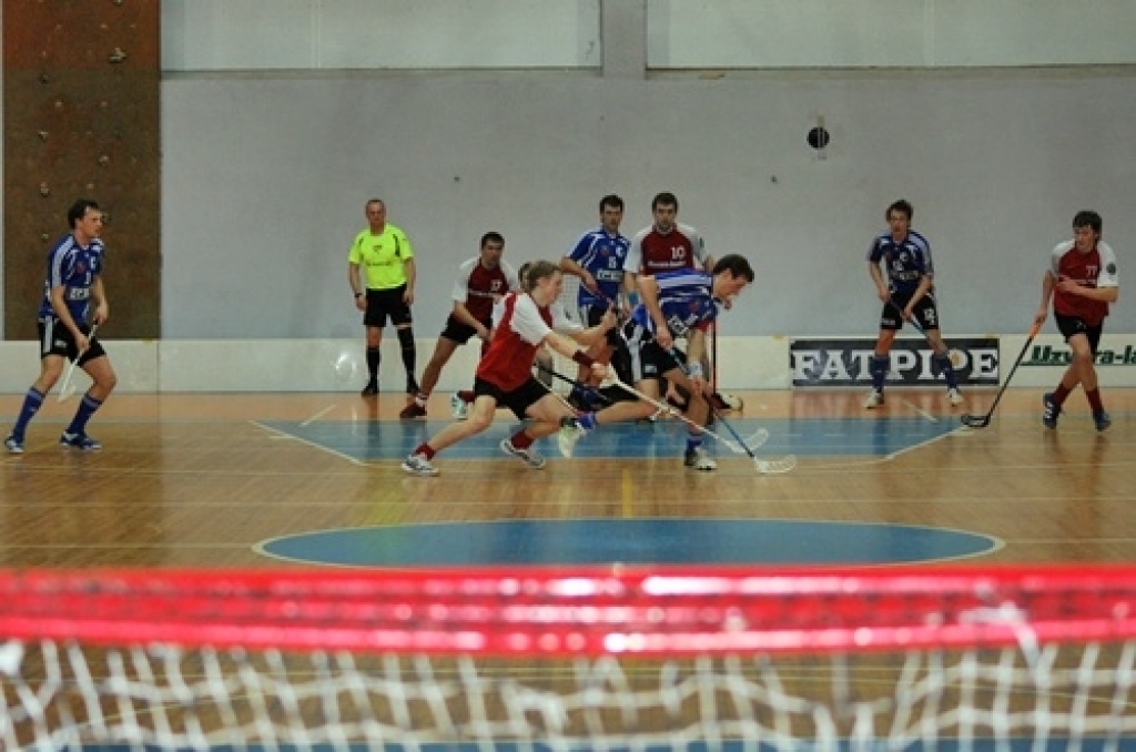 Mūsu florbolisti sagādāja pārsteigumu Latvijas Florbola virslīgas izslēgšanas spēlēs, 12. martā mājās uzvarot Cēsu «Lekrings» komandu ar 5:4. Tomēr izslēgšanas spēļu otrajā kārtā pēc četrām spēlēm FK «Bauska» piekāpās Cēsu «Lekringam»....
Autors: Uldis Varnevičs