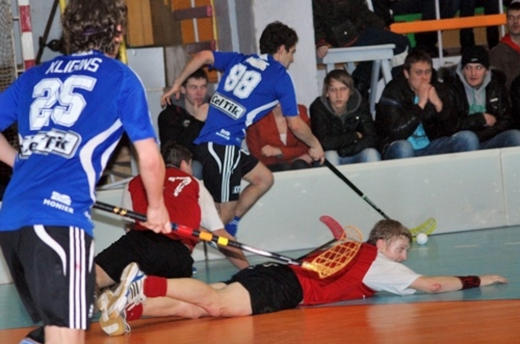 Mūsu florbolisti sagādāja pārsteigumu Latvijas Florbola virslīgas izslēgšanas spēlēs, 12. martā mājās uzvarot Cēsu «Lekrings» komandu ar 5:4. Tomēr izslēgšanas spēļu otrajā kārtā pēc četrām spēlēm FK «Bauska» piekāpās Cēsu «Lekringam»....
Autors: Uldis Varnevičs