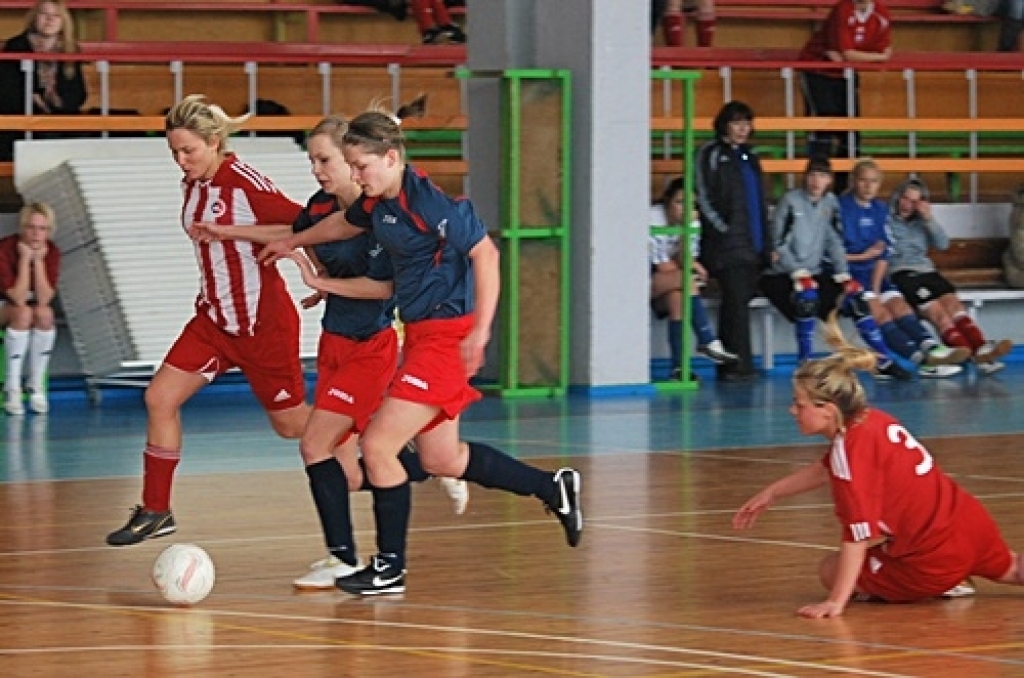 Bauskā 12. martā Latvijas Futbola federācija rīkoja ziemas futbola čempionāta finālspēles vecāko meiteņu grupā. Šogad finālā iekļuva arī «Bauskas BJSS» komanda.
Šoreiz līdzjutēji bija daudzu aizraujošu spēļu liecinieki. Meitenes parādīja...