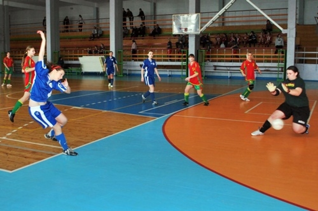 Bauskā 12. martā Latvijas Futbola federācija rīkoja ziemas futbola čempionāta finālspēles vecāko meiteņu grupā. Šogad finālā iekļuva arī «Bauskas BJSS» komanda.
Šoreiz līdzjutēji bija daudzu aizraujošu spēļu liecinieki. Meitenes parādīja...