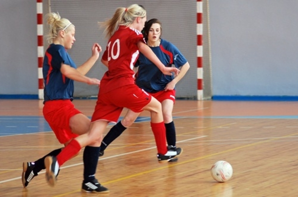 Bauskā 12. martā Latvijas Futbola federācija rīkoja ziemas futbola čempionāta finālspēles vecāko meiteņu grupā. Šogad finālā iekļuva arī «Bauskas BJSS» komanda.
Šoreiz līdzjutēji bija daudzu aizraujošu spēļu liecinieki. Meitenes parādīja...