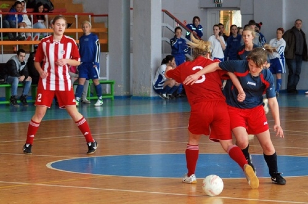 Bauskā 12. martā Latvijas Futbola federācija rīkoja ziemas futbola čempionāta finālspēles vecāko meiteņu grupā. Šogad finālā iekļuva arī «Bauskas BJSS» komanda.
Šoreiz līdzjutēji bija daudzu aizraujošu spēļu liecinieki. Meitenes parādīja...
