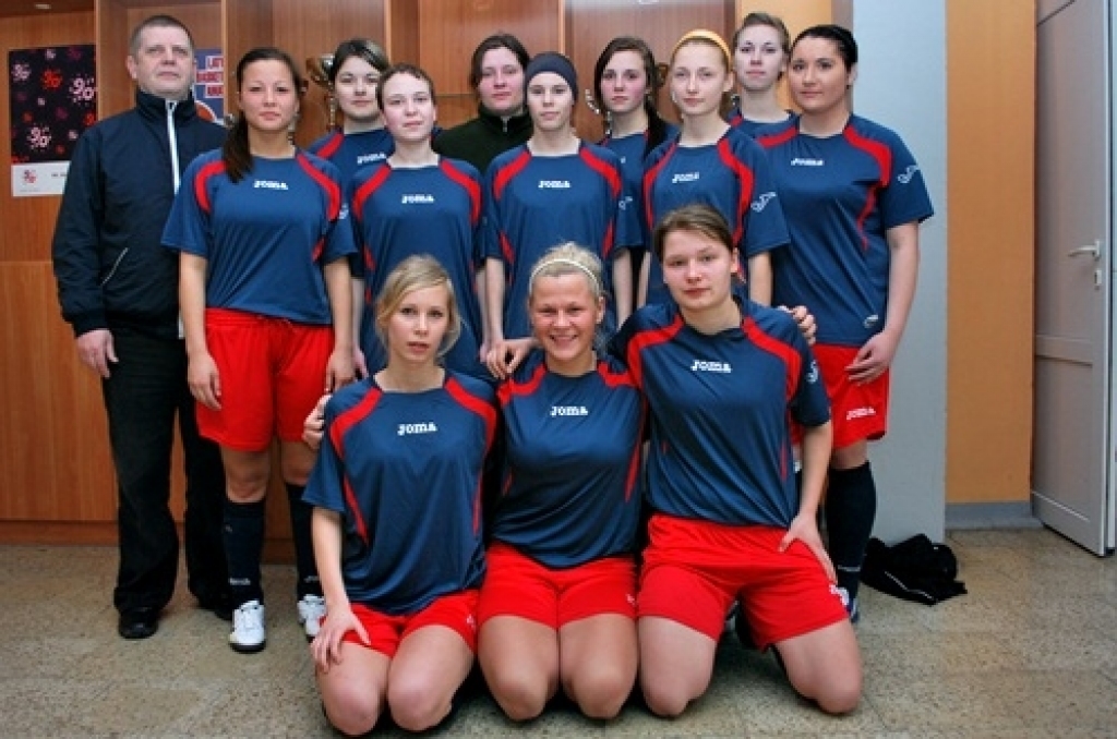 Bauskā 12. martā Latvijas Futbola federācija rīkoja ziemas futbola čempionāta finālspēles vecāko meiteņu grupā. Šogad finālā iekļuva arī «Bauskas BJSS» komanda.
Šoreiz līdzjutēji bija daudzu aizraujošu spēļu liecinieki. Meitenes parādīja...