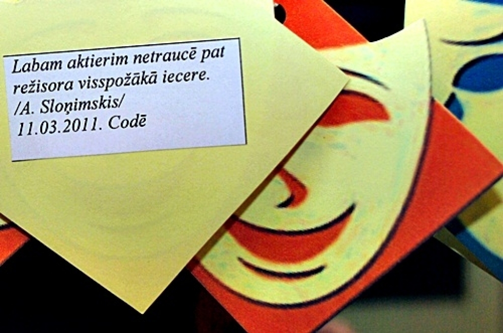 Codes pamatskolā bija ieradušās sešas trupas – teātra spēlētāji no Īslīces, Mežotnes internātvidusskolas, Bauskas Tautas teātra, Vecsaules, Codes un Jaunsaules. Katrs bija sagatavojis izklaidējošas, īsas lugas, kas smīdināja visus...
Autors: Uldis Varnevičs