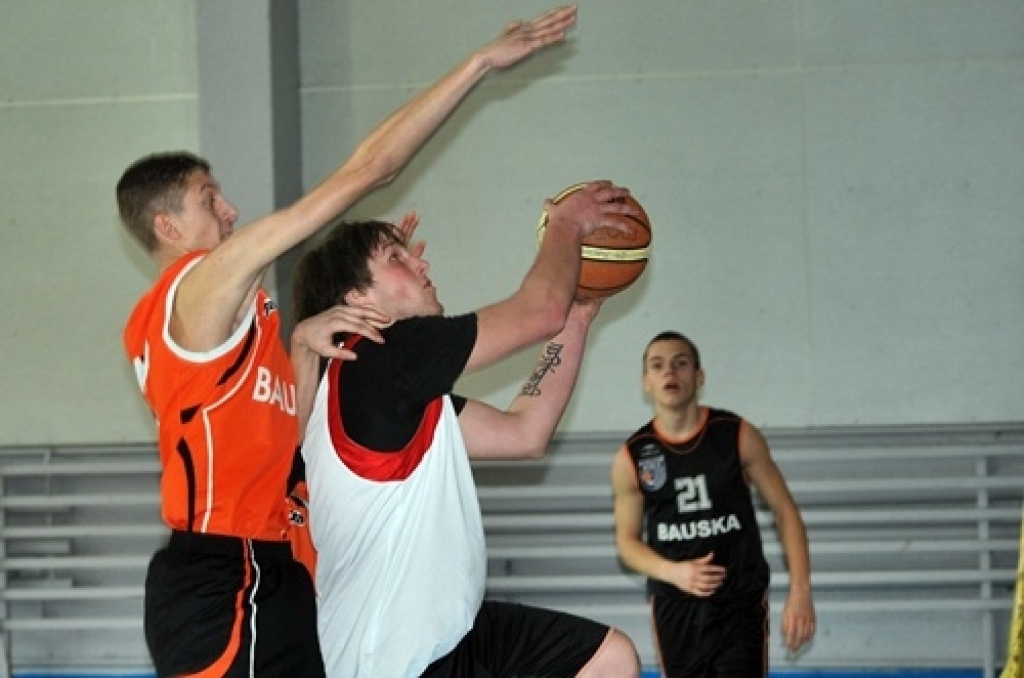 Bauskas bērnu un jaunatnes sporta skolas (BJSS) metodiķis Māris Šekavs informēja, ka turnīrā piedalījās deviņas zēnu un trīs meiteņu komandas, kuras pārstāvēja piecas skolas – Bauskas 1. vidusskolu, Pilsrundāles vidusskolu, Saulaines...
Autors: Uldis Varnevičs