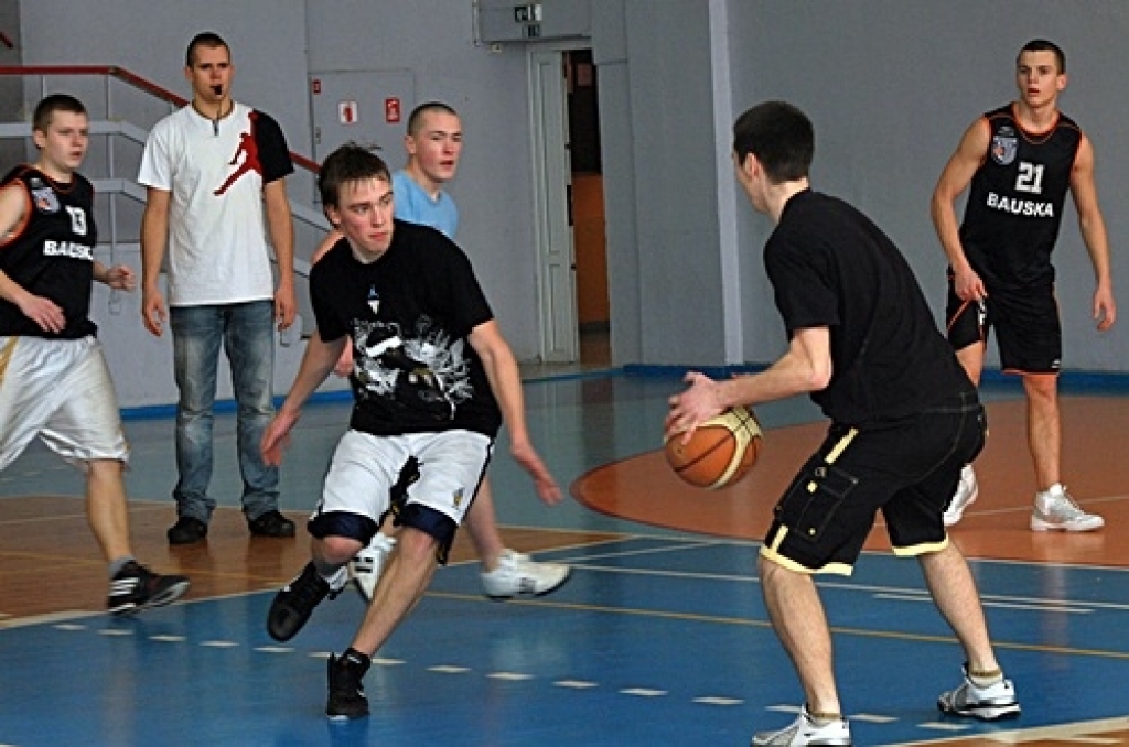 Bauskas bērnu un jaunatnes sporta skolas (BJSS) metodiķis Māris Šekavs informēja, ka turnīrā piedalījās deviņas zēnu un trīs meiteņu komandas, kuras pārstāvēja piecas skolas – Bauskas 1. vidusskolu, Pilsrundāles vidusskolu, Saulaines...
Autors: Uldis Varnevičs