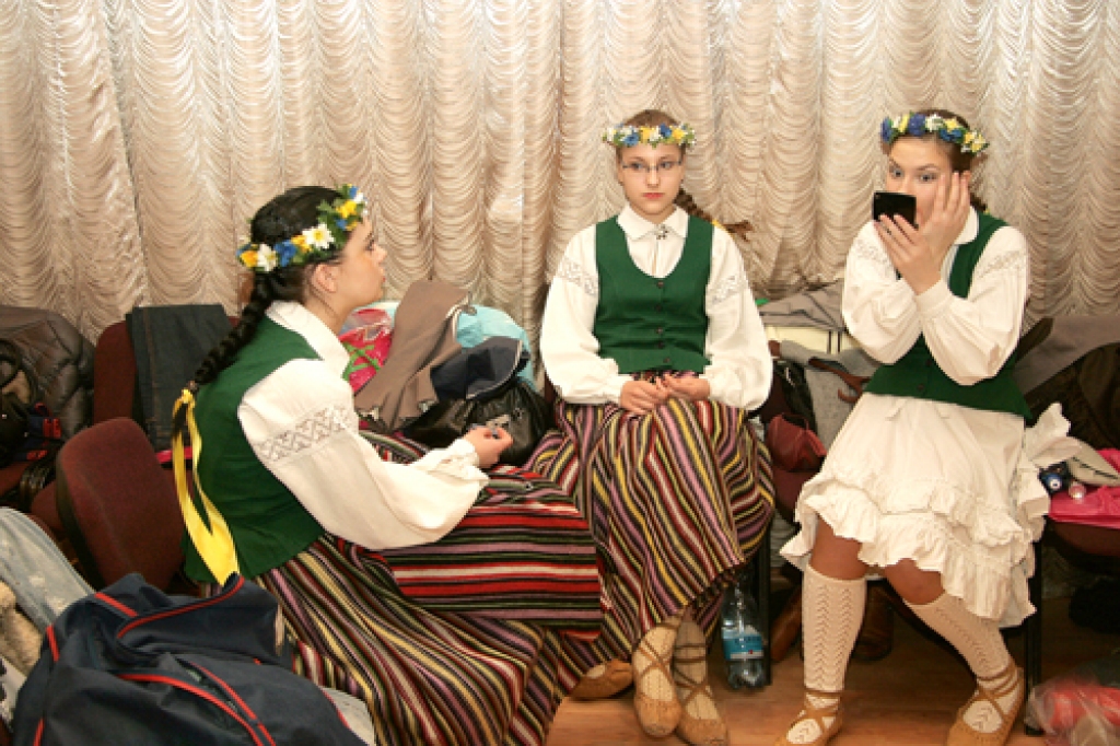 «Jandāla» dalībnieki 5. martā deju ansambļa 50 gadu jubileju atzīmēja koncertā Bauskas tautas namā. Cik azartiski viss noritēja, skatiet fotogrāfijās!