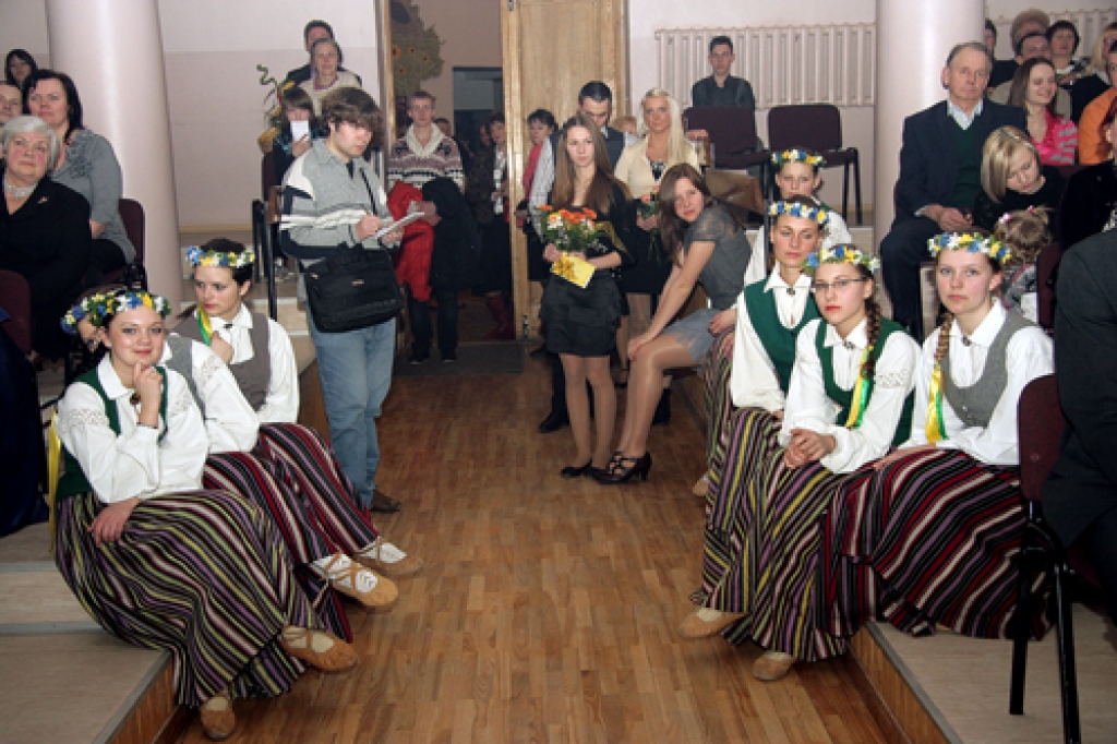 «Jandāla» dalībnieki 5. martā deju ansambļa 50 gadu jubileju atzīmēja koncertā Bauskas tautas namā. Cik azartiski viss noritēja, skatiet fotogrāfijās!