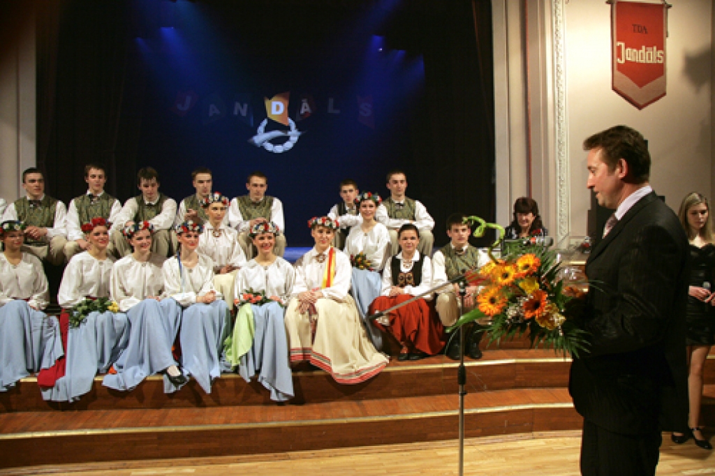 «Jandāla» dalībnieki 5. martā deju ansambļa 50 gadu jubileju atzīmēja koncertā Bauskas tautas namā. Cik azartiski viss noritēja, skatiet fotogrāfijās!