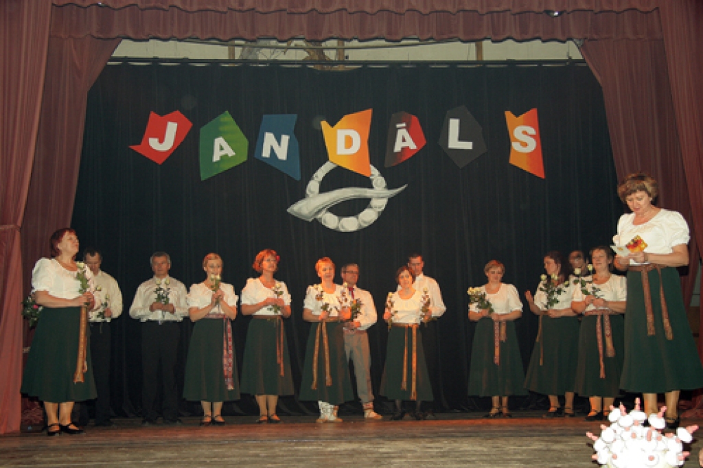 «Jandāla» dalībnieki 5. martā deju ansambļa 50 gadu jubileju atzīmēja koncertā Bauskas tautas namā. Cik azartiski viss noritēja, skatiet fotogrāfijās!
