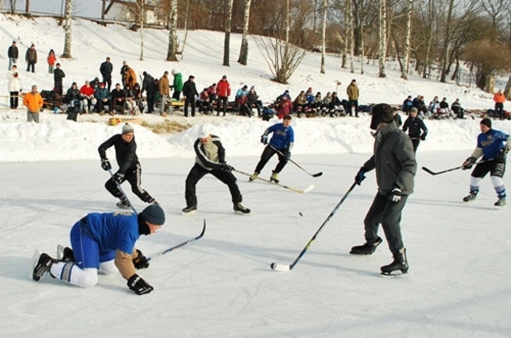 Ledus laukuma spēļu līdzjutēji un dalībnieki 26. februārī pulcējās Bauskas novada sporta bāzē, kur notika sporta centra «Mēmele» kausa izcīņa hokejā. Spēles hokeja laukumā notika līdz puspieciem vakarā. n «Gailīšu 1» komandai šoreiz nācās...
Autors: Uldis Varnevičs