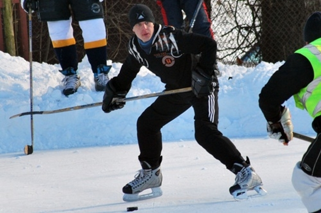 Ledus laukuma spēļu līdzjutēji un dalībnieki 26. februārī pulcējās Bauskas novada sporta bāzē, kur notika sporta centra «Mēmele» kausa izcīņa hokejā. Spēles hokeja laukumā notika līdz puspieciem vakarā. n «Gailīšu 1» komandai šoreiz nācās...
Autors: Uldis Varnevičs