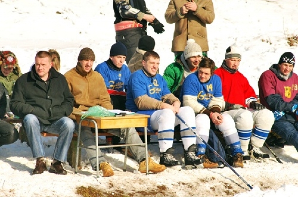 Ledus laukuma spēļu līdzjutēji un dalībnieki 26. februārī pulcējās Bauskas novada sporta bāzē, kur notika sporta centra «Mēmele» kausa izcīņa hokejā. Spēles hokeja laukumā notika līdz puspieciem vakarā. n «Gailīšu 1» komandai šoreiz nācās...
Autors: Uldis Varnevičs