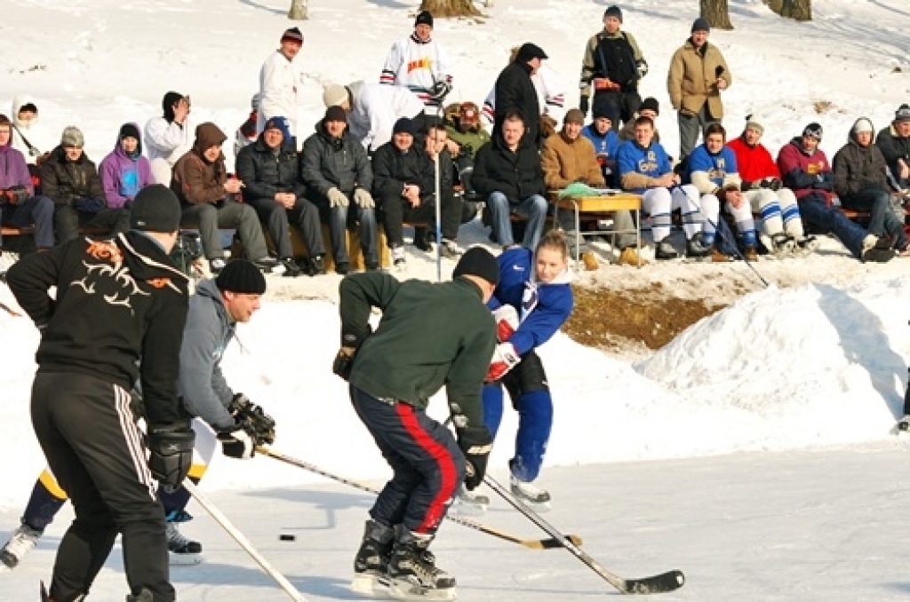 Ledus laukuma spēļu līdzjutēji un dalībnieki 26. februārī pulcējās Bauskas novada sporta bāzē, kur notika sporta centra «Mēmele» kausa izcīņa hokejā. Spēles hokeja laukumā notika līdz puspieciem vakarā. n «Gailīšu 1» komandai šoreiz nācās...
Autors: Uldis Varnevičs