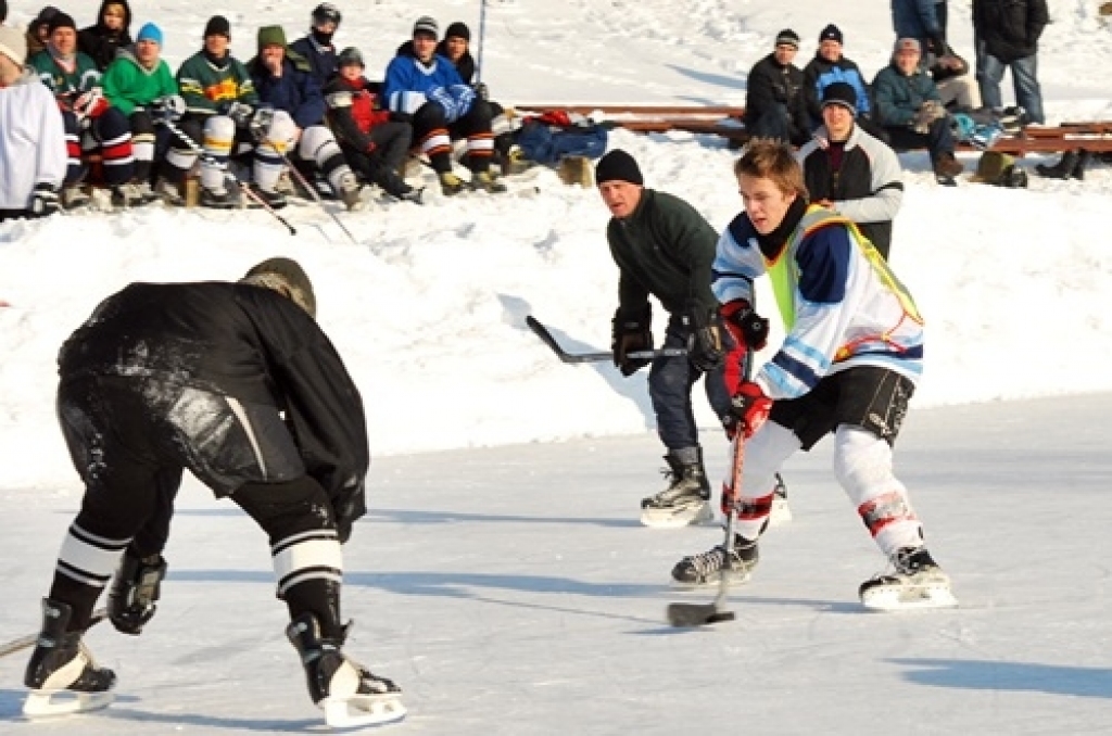 Ledus laukuma spēļu līdzjutēji un dalībnieki 26. februārī pulcējās Bauskas novada sporta bāzē, kur notika sporta centra «Mēmele» kausa izcīņa hokejā. Spēles hokeja laukumā notika līdz puspieciem vakarā. n «Gailīšu 1» komandai šoreiz nācās...
Autors: Uldis Varnevičs