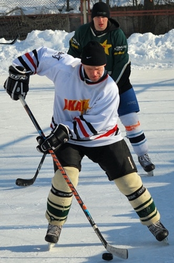 Ledus laukuma spēļu līdzjutēji un dalībnieki 26. februārī pulcējās Bauskas novada sporta bāzē, kur notika sporta centra «Mēmele» kausa izcīņa hokejā. Spēles hokeja laukumā notika līdz puspieciem vakarā. n «Gailīšu 1» komandai šoreiz nācās...
Autors: Uldis Varnevičs