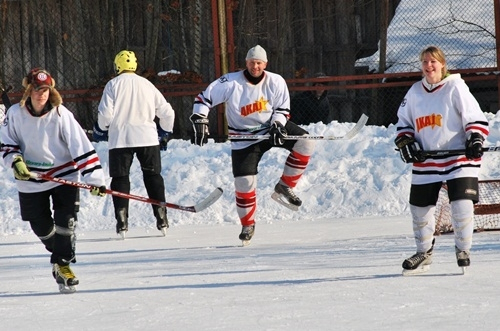 Ledus laukuma spēļu līdzjutēji un dalībnieki 26. februārī pulcējās Bauskas novada sporta bāzē, kur notika sporta centra «Mēmele» kausa izcīņa hokejā. Spēles hokeja laukumā notika līdz puspieciem vakarā. n «Gailīšu 1» komandai šoreiz nācās...
Autors: Uldis Varnevičs