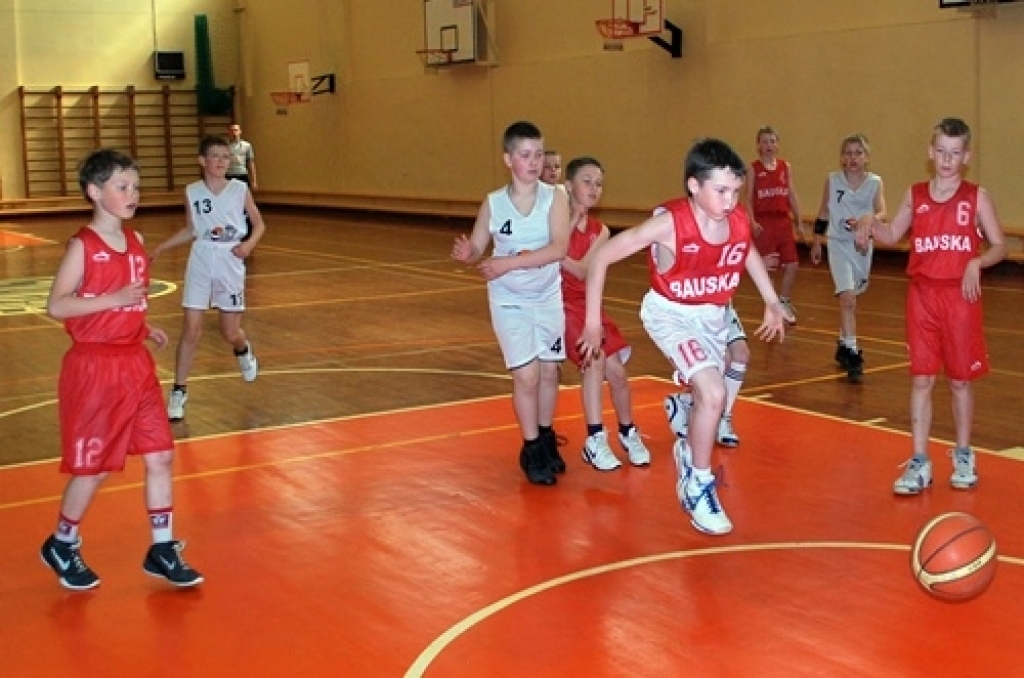 Sporta skolas «Dartija» telpās Misas vidusskolas, «Dartija» sākumskolas un Bauskas 1. vidusskolas 2000. gadā dzimuši un jaunāki sportisti 27. aprīlī tikās minibasketbola turnīrā ar saviem vienaudžiem no Zemgales reģiona skolām.
Pirmās...
Autors: Uldis Varnevičs