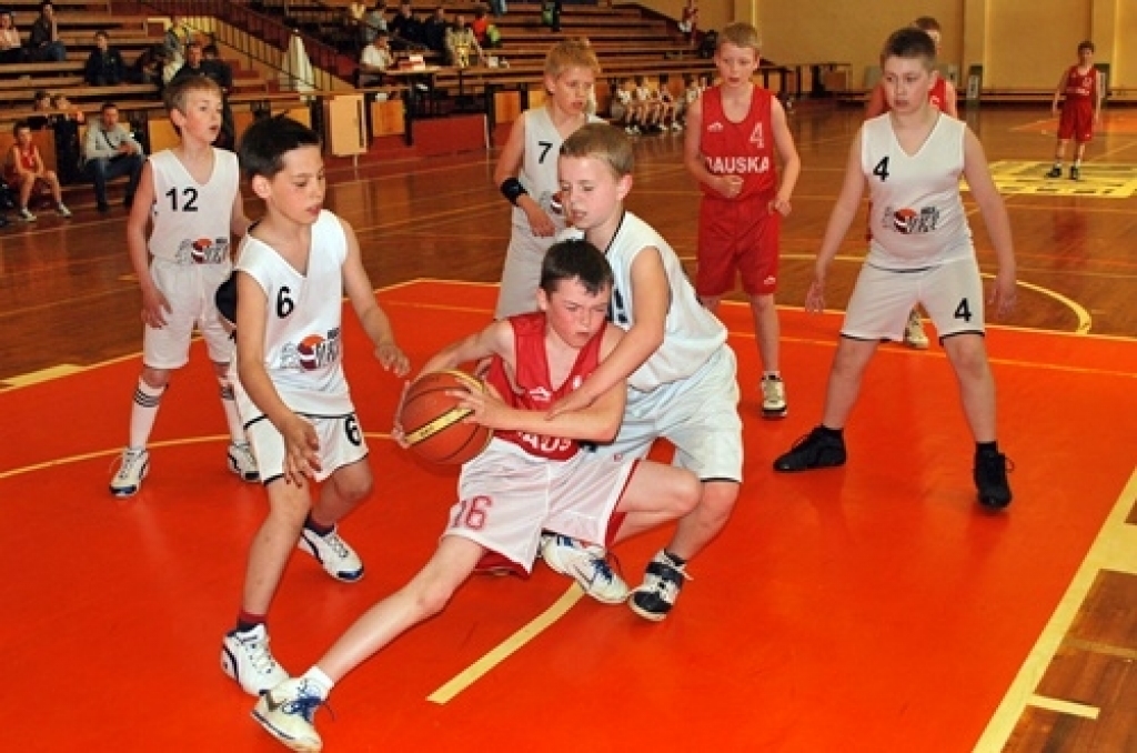 Sporta skolas «Dartija» telpās Misas vidusskolas, «Dartija» sākumskolas un Bauskas 1. vidusskolas 2000. gadā dzimuši un jaunāki sportisti 27. aprīlī tikās minibasketbola turnīrā ar saviem vienaudžiem no Zemgales reģiona skolām.
Pirmās...
Autors: Uldis Varnevičs