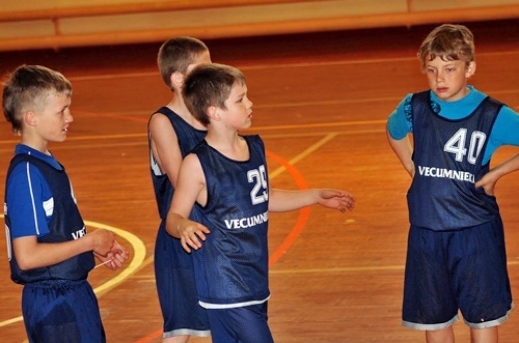 Sporta skolas «Dartija» telpās Misas vidusskolas, «Dartija» sākumskolas un Bauskas 1. vidusskolas 2000. gadā dzimuši un jaunāki sportisti 27. aprīlī tikās minibasketbola turnīrā ar saviem vienaudžiem no Zemgales reģiona skolām.
Pirmās...
Autors: Uldis Varnevičs