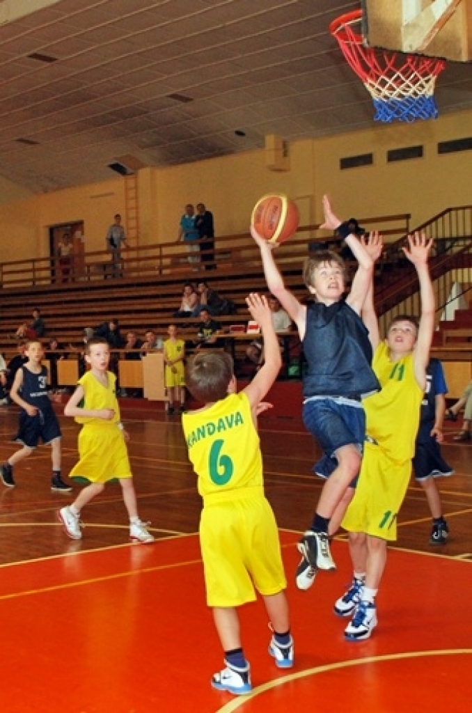 Sporta skolas «Dartija» telpās Misas vidusskolas, «Dartija» sākumskolas un Bauskas 1. vidusskolas 2000. gadā dzimuši un jaunāki sportisti 27. aprīlī tikās minibasketbola turnīrā ar saviem vienaudžiem no Zemgales reģiona skolām.
Pirmās...
Autors: Uldis Varnevičs