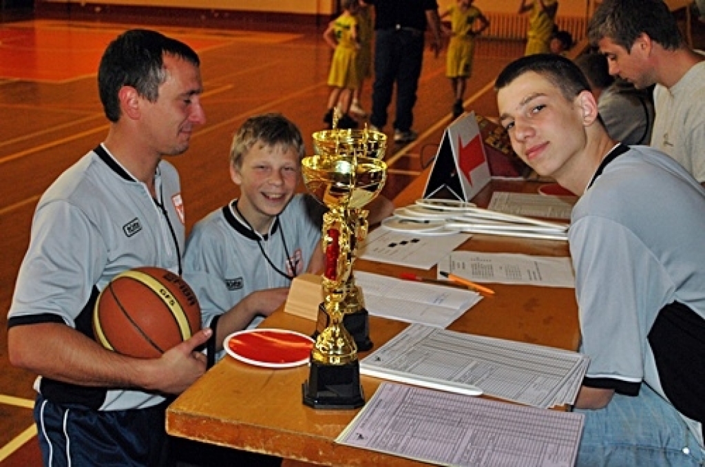 Sporta skolas «Dartija» telpās Misas vidusskolas, «Dartija» sākumskolas un Bauskas 1. vidusskolas 2000. gadā dzimuši un jaunāki sportisti 27. aprīlī tikās minibasketbola turnīrā ar saviem vienaudžiem no Zemgales reģiona skolām.
Pirmās...
Autors: Uldis Varnevičs