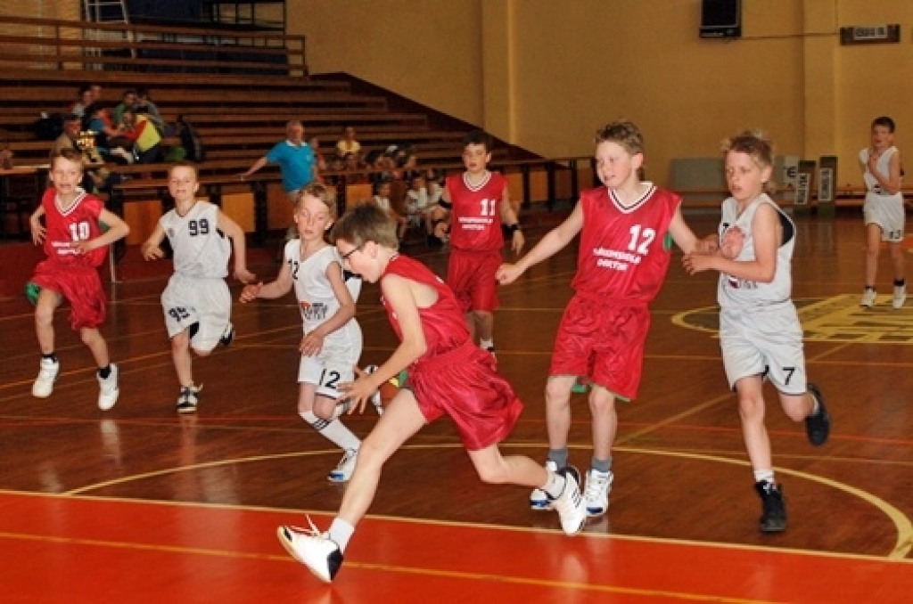 Sporta skolas «Dartija» telpās Misas vidusskolas, «Dartija» sākumskolas un Bauskas 1. vidusskolas 2000. gadā dzimuši un jaunāki sportisti 27. aprīlī tikās minibasketbola turnīrā ar saviem vienaudžiem no Zemgales reģiona skolām.
Pirmās...
Autors: Uldis Varnevičs
