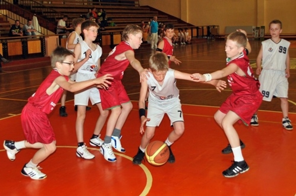 Sporta skolas «Dartija» telpās Misas vidusskolas, «Dartija» sākumskolas un Bauskas 1. vidusskolas 2000. gadā dzimuši un jaunāki sportisti 27. aprīlī tikās minibasketbola turnīrā ar saviem vienaudžiem no Zemgales reģiona skolām.
Pirmās...
Autors: Uldis Varnevičs