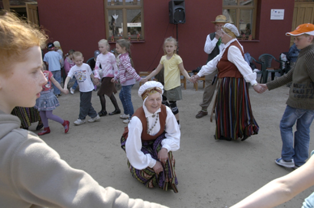 Vizuālās un lietišķās mākslas konkursa «Lietas un tēli» Zemgales reģiona noslēguma pasākumā Bauskā 27. aprīlī ieradās ap 300 skolēnu.
Autors: Ivars Bogdanovs