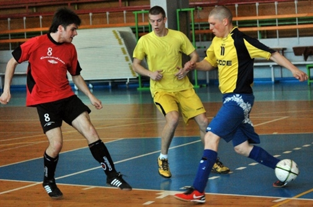 Par Bauskas novada atklātā čempionāta futbolā uzvarētājiem 23. aprīlī kļuva Brunavas komanda. «Ceraukste» otrajā vietā, trešie – «Bauska». Turnīrā vēl piedalījās «BSK», «Veselības grupa», «Rundāle», «Gailīši» un «Code».
Turnīra desmit...
Autors: Uldis Varnevičs