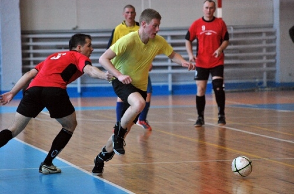 Par Bauskas novada atklātā čempionāta futbolā uzvarētājiem 23. aprīlī kļuva Brunavas komanda. «Ceraukste» otrajā vietā, trešie – «Bauska». Turnīrā vēl piedalījās «BSK», «Veselības grupa», «Rundāle», «Gailīši» un «Code».
Turnīra desmit...
Autors: Uldis Varnevičs