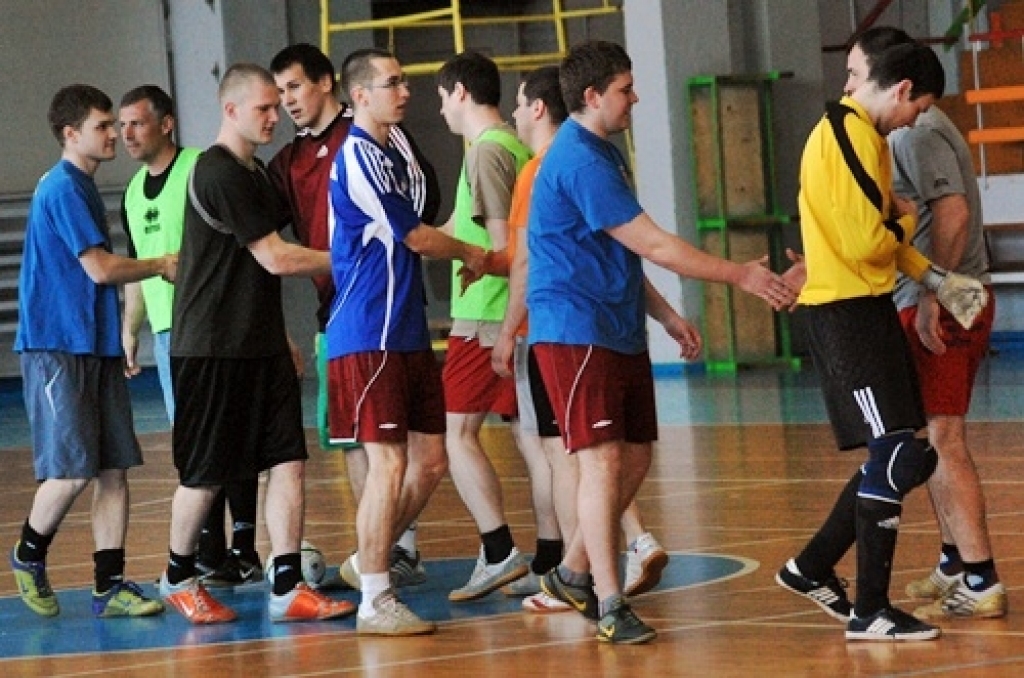 Par Bauskas novada atklātā čempionāta futbolā uzvarētājiem 23. aprīlī kļuva Brunavas komanda. «Ceraukste» otrajā vietā, trešie – «Bauska». Turnīrā vēl piedalījās «BSK», «Veselības grupa», «Rundāle», «Gailīši» un «Code».
Turnīra desmit...
Autors: Uldis Varnevičs