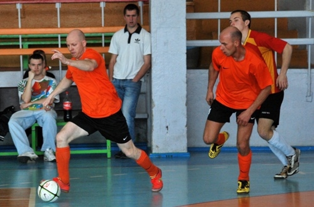 Par Bauskas novada atklātā čempionāta futbolā uzvarētājiem 23. aprīlī kļuva Brunavas komanda. «Ceraukste» otrajā vietā, trešie – «Bauska». Turnīrā vēl piedalījās «BSK», «Veselības grupa», «Rundāle», «Gailīši» un «Code».
Turnīra desmit...
Autors: Uldis Varnevičs