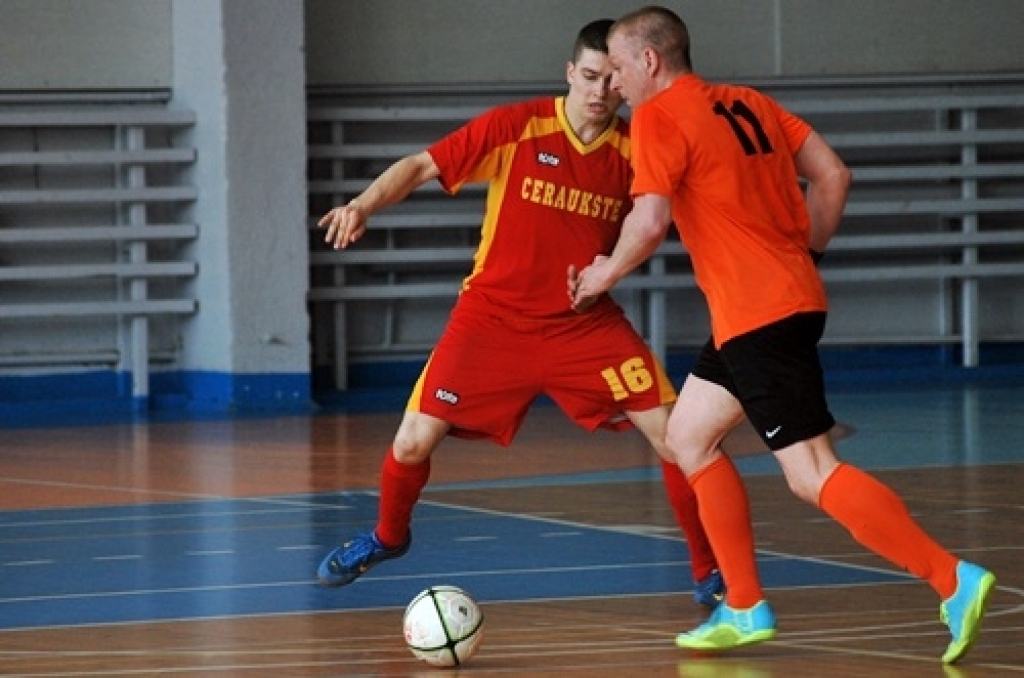 Par Bauskas novada atklātā čempionāta futbolā uzvarētājiem 23. aprīlī kļuva Brunavas komanda. «Ceraukste» otrajā vietā, trešie – «Bauska». Turnīrā vēl piedalījās «BSK», «Veselības grupa», «Rundāle», «Gailīši» un «Code».
Turnīra desmit...
Autors: Uldis Varnevičs