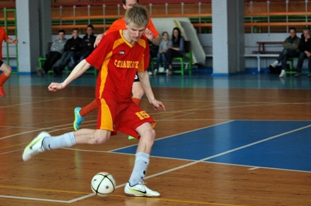 Par Bauskas novada atklātā čempionāta futbolā uzvarētājiem 23. aprīlī kļuva Brunavas komanda. «Ceraukste» otrajā vietā, trešie – «Bauska». Turnīrā vēl piedalījās «BSK», «Veselības grupa», «Rundāle», «Gailīši» un «Code».
Turnīra desmit...
Autors: Uldis Varnevičs
