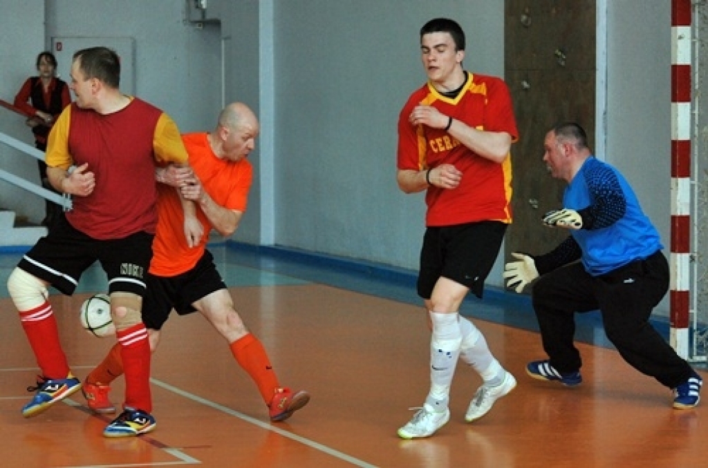 Par Bauskas novada atklātā čempionāta futbolā uzvarētājiem 23. aprīlī kļuva Brunavas komanda. «Ceraukste» otrajā vietā, trešie – «Bauska». Turnīrā vēl piedalījās «BSK», «Veselības grupa», «Rundāle», «Gailīši» un «Code».
Turnīra desmit...
Autors: Uldis Varnevičs