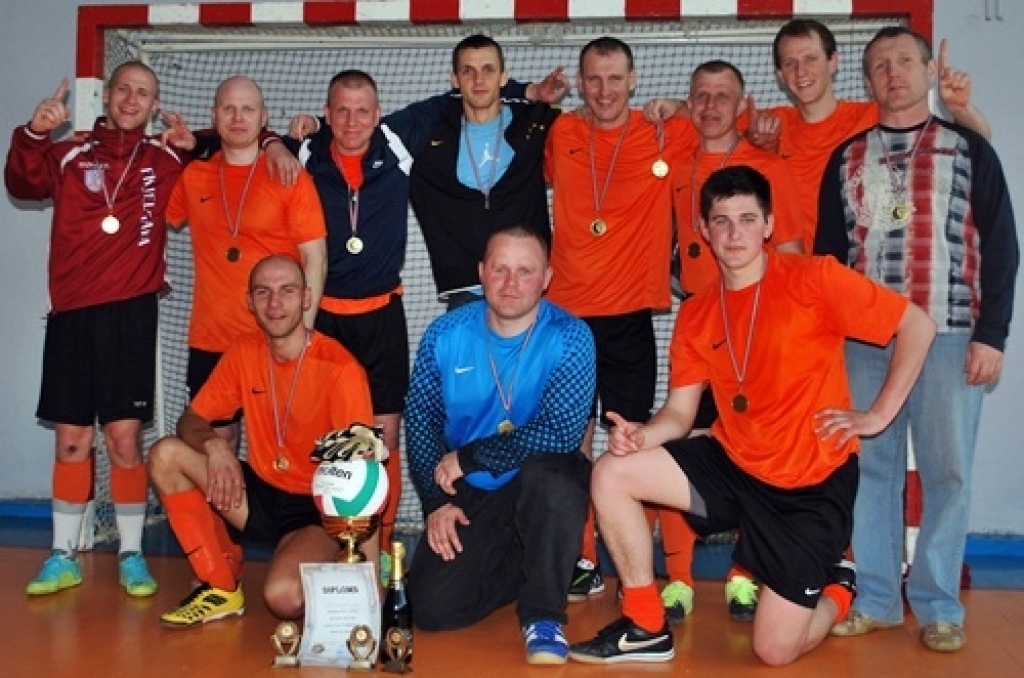 Par Bauskas novada atklātā čempionāta futbolā uzvarētājiem 23. aprīlī kļuva Brunavas komanda. «Ceraukste» otrajā vietā, trešie – «Bauska». Turnīrā vēl piedalījās «BSK», «Veselības grupa», «Rundāle», «Gailīši» un «Code».
Turnīra desmit...
Autors: Uldis Varnevičs