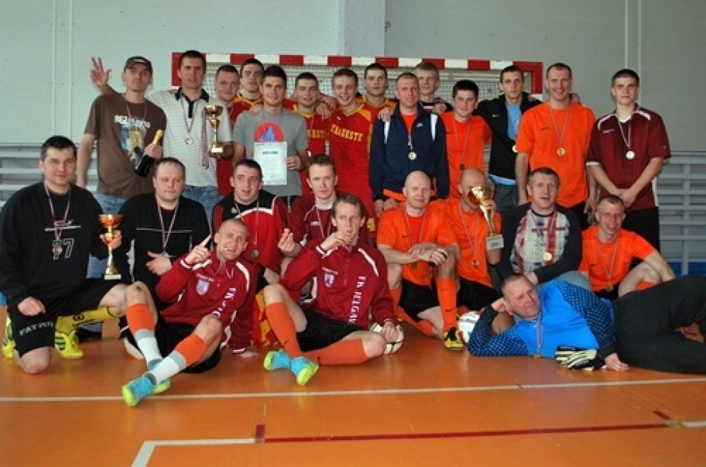 Par Bauskas novada atklātā čempionāta futbolā uzvarētājiem 23. aprīlī kļuva Brunavas komanda. «Ceraukste» otrajā vietā, trešie – «Bauska». Turnīrā vēl piedalījās «BSK», «Veselības grupa», «Rundāle», «Gailīši» un «Code».
Turnīra desmit...
Autors: Uldis Varnevičs