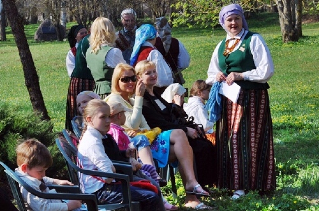 Bauskas tautas teātra uzvedums «Kā garausis, lielais olu dējējs, olas dēj», folkloras kopas «Svitene» dziedājums un rotaļas, spēles, atrakcijas, šūpošanās un pat olu krāsošana un vārīšana uz ugunskura – tas viss norisinājās Svitenes parkā...
Autors: Uldis Varnevičs
