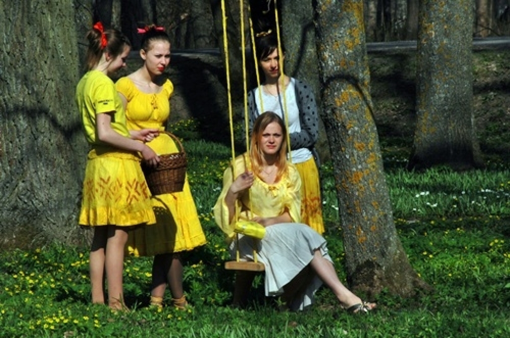 Bauskas tautas teātra uzvedums «Kā garausis, lielais olu dējējs, olas dēj», folkloras kopas «Svitene» dziedājums un rotaļas, spēles, atrakcijas, šūpošanās un pat olu krāsošana un vārīšana uz ugunskura – tas viss norisinājās Svitenes parkā...
Autors: Uldis Varnevičs