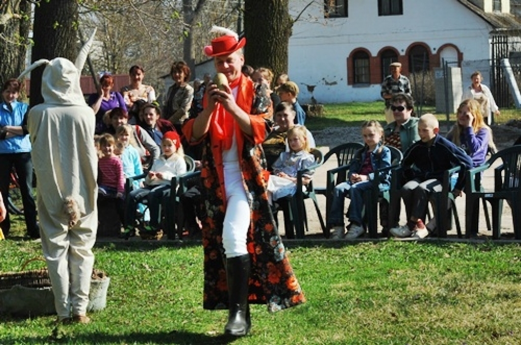 Bauskas tautas teātra uzvedums «Kā garausis, lielais olu dējējs, olas dēj», folkloras kopas «Svitene» dziedājums un rotaļas, spēles, atrakcijas, šūpošanās un pat olu krāsošana un vārīšana uz ugunskura – tas viss norisinājās Svitenes parkā...
Autors: Uldis Varnevičs