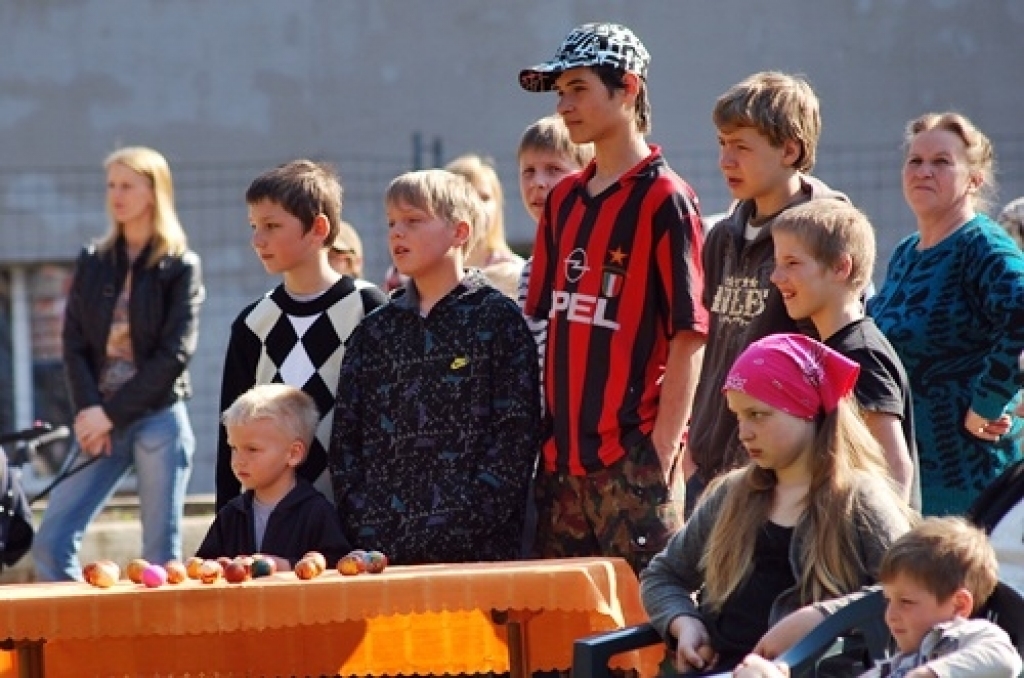 Bauskas tautas teātra uzvedums «Kā garausis, lielais olu dējējs, olas dēj», folkloras kopas «Svitene» dziedājums un rotaļas, spēles, atrakcijas, šūpošanās un pat olu krāsošana un vārīšana uz ugunskura – tas viss norisinājās Svitenes parkā...
Autors: Uldis Varnevičs