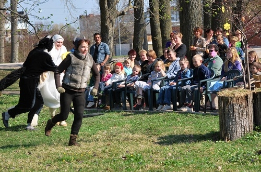 Bauskas tautas teātra uzvedums «Kā garausis, lielais olu dējējs, olas dēj», folkloras kopas «Svitene» dziedājums un rotaļas, spēles, atrakcijas, šūpošanās un pat olu krāsošana un vārīšana uz ugunskura – tas viss norisinājās Svitenes parkā...
Autors: Uldis Varnevičs