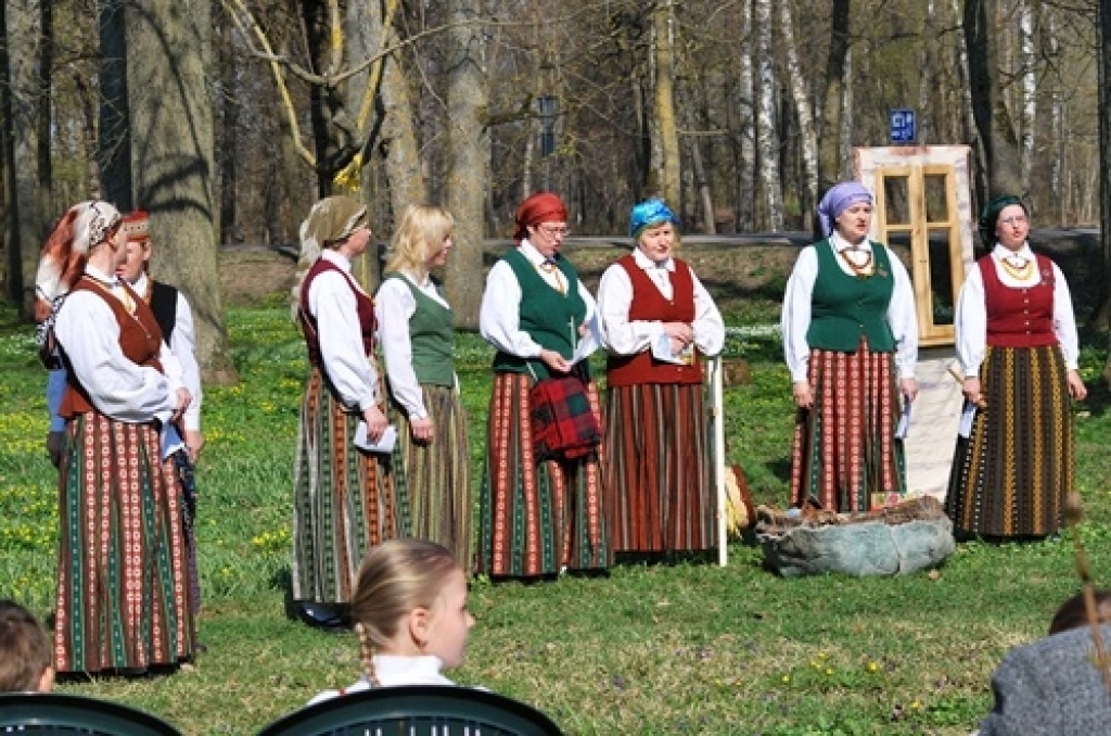 Bauskas tautas teātra uzvedums «Kā garausis, lielais olu dējējs, olas dēj», folkloras kopas «Svitene» dziedājums un rotaļas, spēles, atrakcijas, šūpošanās un pat olu krāsošana un vārīšana uz ugunskura – tas viss norisinājās Svitenes parkā...
Autors: Uldis Varnevičs