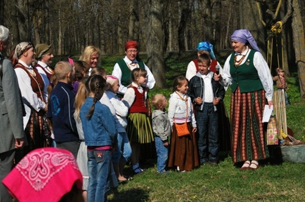 Bauskas tautas teātra uzvedums «Kā garausis, lielais olu dējējs, olas dēj», folkloras kopas «Svitene» dziedājums un rotaļas, spēles, atrakcijas, šūpošanās un pat olu krāsošana un vārīšana uz ugunskura – tas viss norisinājās Svitenes parkā...
Autors: Uldis Varnevičs